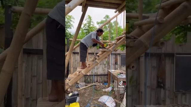 Строительство бамбуковой беседки на Бали смотреть онлайн