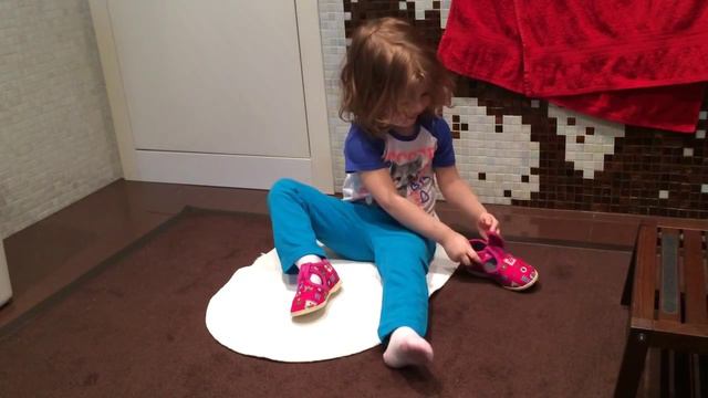 Элли одевает тапочки смотреть онлайн