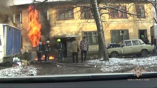 Как сотрудники ГИБДД людей из огня спасли смотреть онлайн