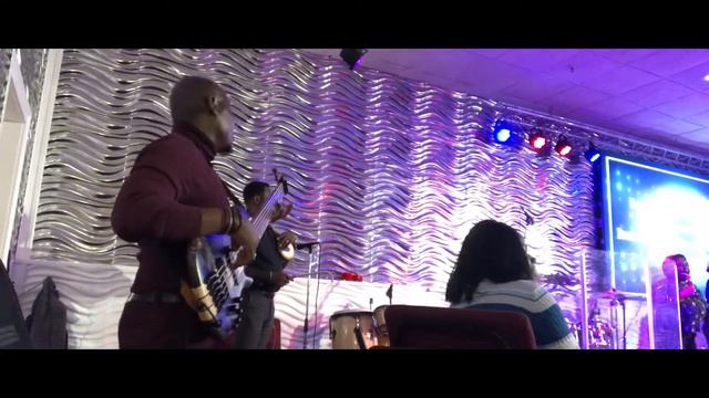 Ibanez SRSC806 is a fun bass guitar to play смотреть онлайн