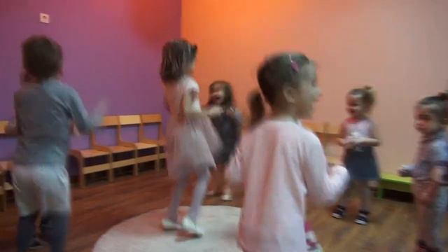 Музыкальный урок в детском клубе "Яблочки" смотреть онлайн