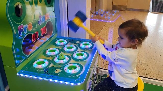 Jess Makes New Friends in the Playroom | Потеряли Телефон в Шариках | Кто Круче Скатится с Горки смотреть онлайн