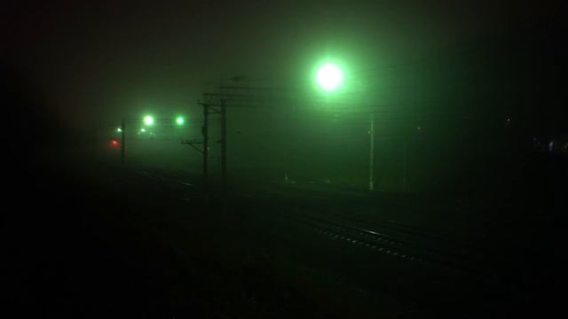 Поезда в тумане Trains in fog #trains #fog #weather #night #railroad #transport смотреть онлайн