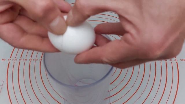 Салат с вареными овощами и мясом тунца, заправленый соусом смотреть онлайн