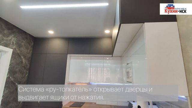 Кухня с двухуровневыми шкафами, модными фасадами и ручками, подсветка, барная стойка смотреть онлайн