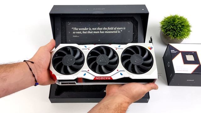 Limited-Edition Starfield AMD RX 7900 XTX & 7800X3D Bundle Hands-On Unboxing! смотреть онлайн