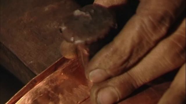 MARMITA DE COBRE a golpe de martillo. Moldeado de este metal a mano para elaborar una OLLA artesana смотреть онлайн