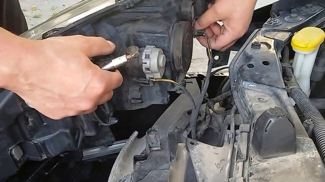 Renault Laguna 3 wymiana przetwornicy Xenon. смотреть онлайн