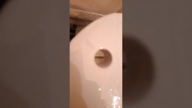 Унитаз побежал. Трещина