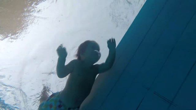 Исмагил Шангареев с одним из младших сыновей в бассейне во дворе своего дома (Шарджа, ОАЭ) смотреть онлайн