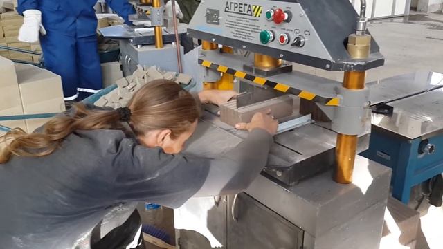 Делаем плитку. Станок-колун для гиперпрессованного кирпича смотреть онлайн