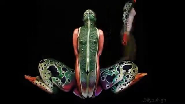 Женщины становятся таким образом, чтобы создать фигуры животных