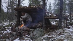 Лагерь в лесу - изготовление примитивной одежды, выпечка хлеба на раскаленных камнях