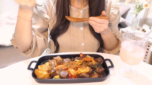 ENG) 자취생 브이로그ㅣ순대볶음 만들어먹고?달달한 허니브레드 만들어 먹는 일상?침구교체/키위청(매운어묵탕,불닭유부초밥,허니브레드,순대볶음,순두부찌개,파인애플 드레싱,불닭치즈전)