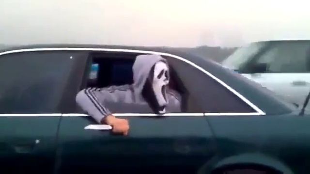 Чувак в маске крика кошмарит водителей смотреть онлайн