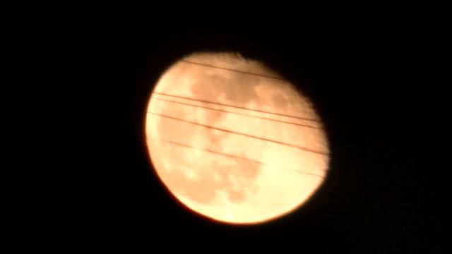 Луна выглядывающая из за дома. смотреть онлайн