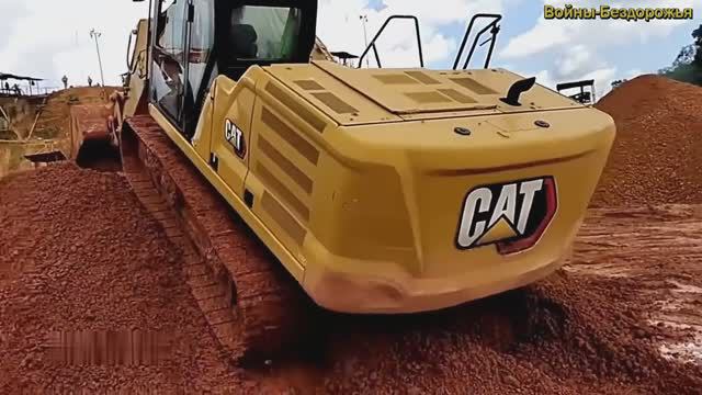 Экскаватор тяжелого оборудования загружает бокситы в самосвал - Процесс добычи бокситов смотреть онлайн