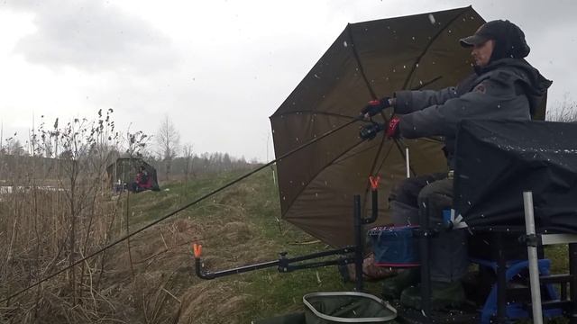 Рыбалка в незнакомом месте , ФИДЕР☠️ЛЕЩ? ВЕТЕР?️СНЕГ?️ смотреть онлайн