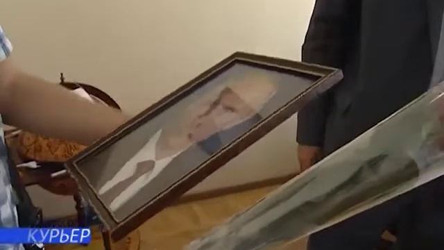 18 09 Игорь Дяченко торжественно вручил портрет Президента РФ жителю станицы Раевская смотреть онлайн