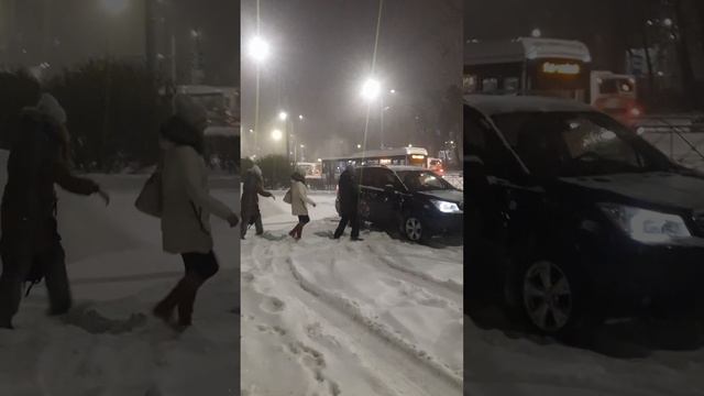 Пурга, снегопад в Перми, улицы города в снегу, дороги в городе замело снегом смотреть онлайн