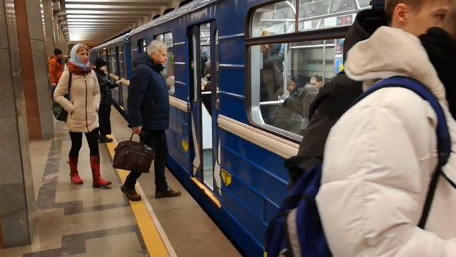 Посадка на станции Пролетарская, следующая станция Первомайская, минский метрополитен смотреть онлайн