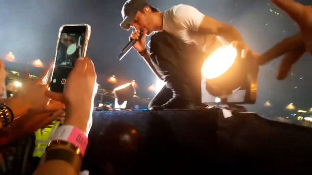 Enrique Iglesias best Concert Ever! Enrique singing Bailando and interacting with fans. смотреть онлайн
