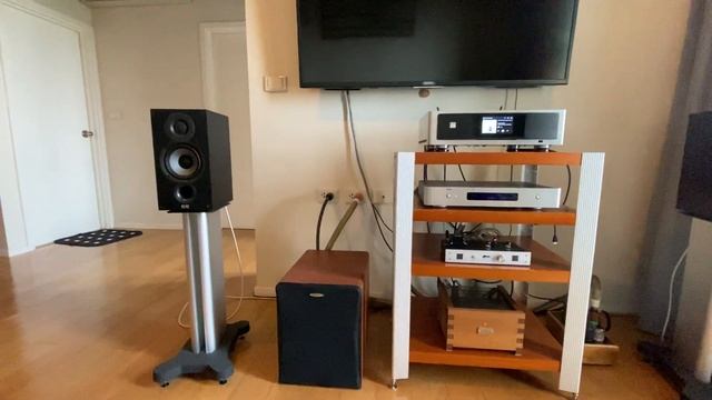 ELAC debut 2.0 B5.2 singing Nat King Cole смотреть онлайн