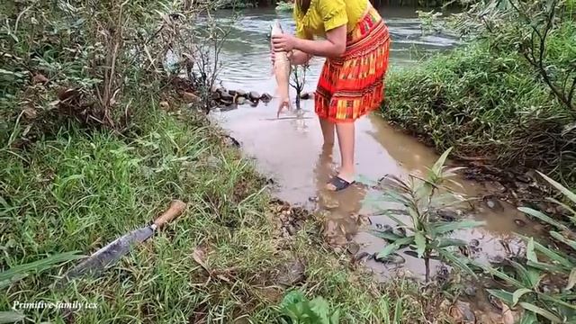 Primitive Life: Hunting Fish And Cooking Fish For The Survival Food Of A Original Couple смотреть онлайн