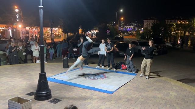 АДЛЕР ВЕЧЕРОМ / СИРИУС / БАРХАТНЫЙ СЕЗОН / толпы туристов шок смотреть онлайн