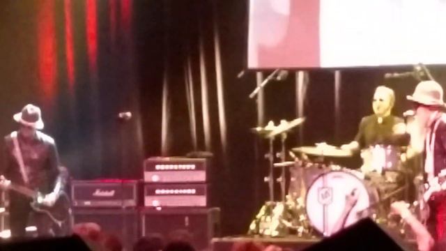 Billy F Gibbons "Sharp Dress Man" смотреть онлайн