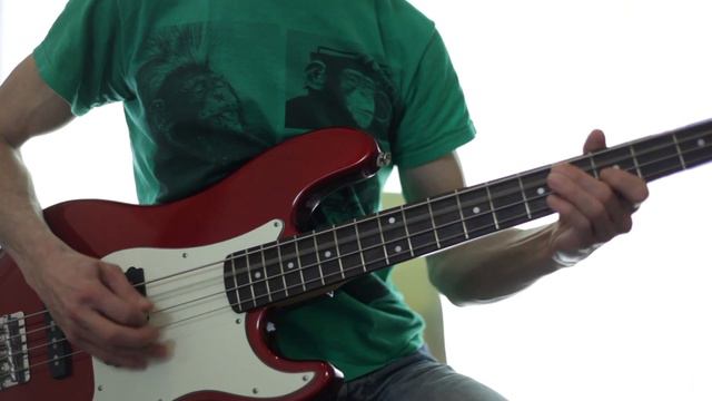 Fender Squier Precision Bass (Distortion) смотреть онлайн