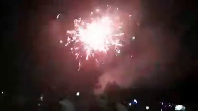 Очень красивый салют в поселке Тавричанка Приморского края 28.08.2021. 153 летние поселка. смотреть онлайн