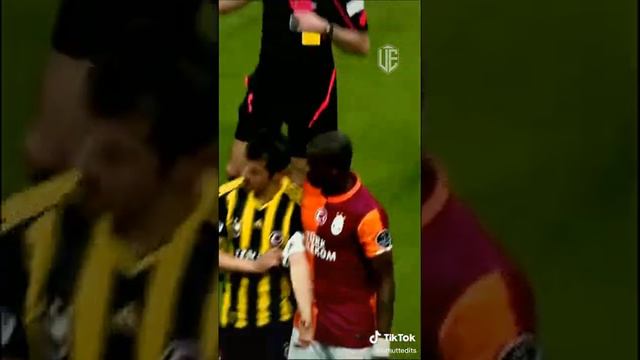 EMRE BELÖZOGLU VS FELIPE MELO смотреть онлайн