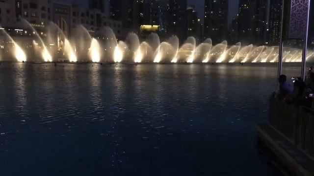 Дубай, танцующие фонтаны у Дубай Молл, под песни Уитни Хьюстон, завораживает??? смотреть онлайн