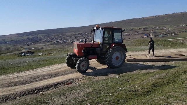 Трудяга ЮМЗ тащит бетонную плиту весом 4 тонны смотреть онлайн