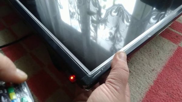 DEXP H32F8000Q висит на заставке смарт