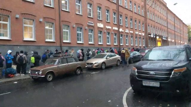 Очередь за Яндекс Станцией Мини утром 30.10.2019 смотреть онлайн