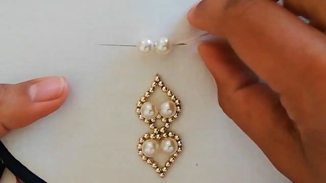 hand embroidery design,border line embroidery with two different size of pearl смотреть онлайн