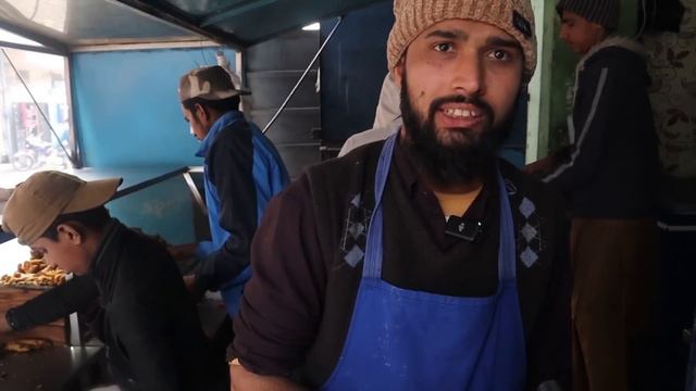 CRAZY WINTER'S FOOD IN SIALKOT 2024 | Halwa Puri, Bong Paye | Baba Baloch Pakoray | Daal Chawal смотреть онлайн