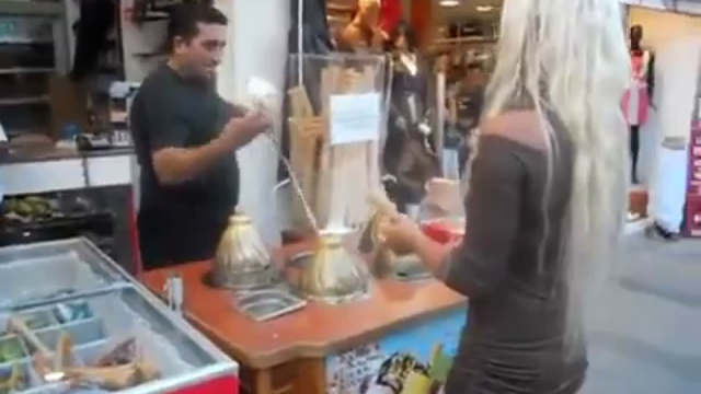 Продавец мороженного показывает трюки смотреть онлайн