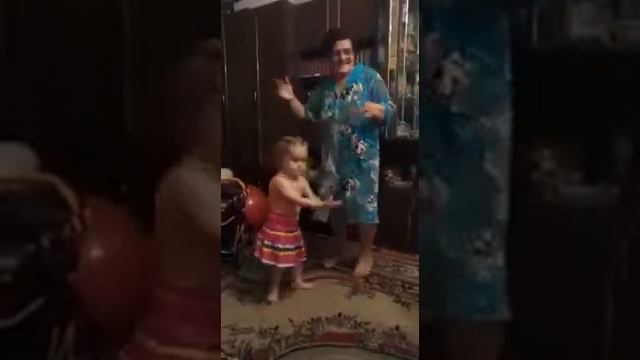 танец с бабулей. смотреть всем