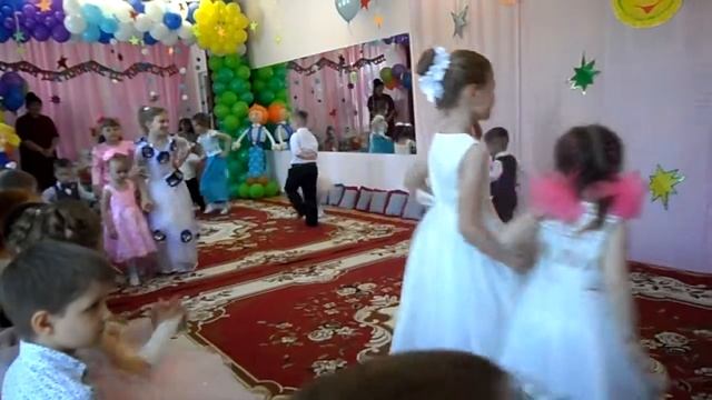 парный танец выпускников с малышами смотреть онлайн