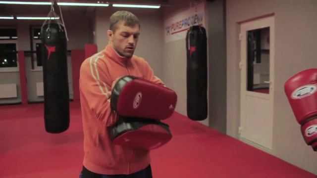 Прямой удар ногой в тайском боксе (тип)+ связки ударов — Урок 8 работа на лапах смотреть онлайн