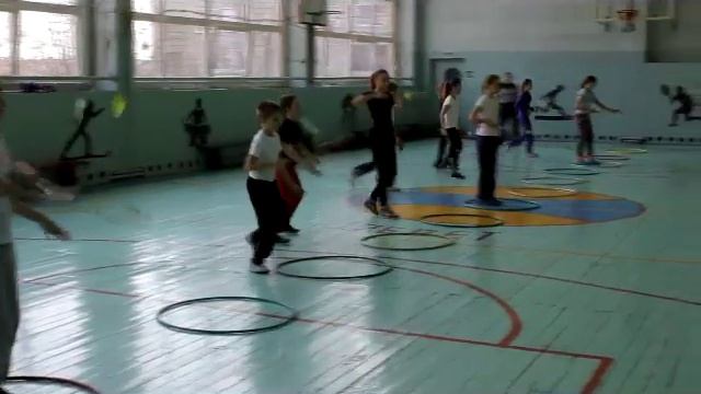 Урок физкультуры в 5 классе тема "Бадминтон" смотреть онлайн
