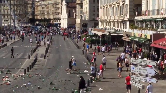 200 русских фанатов разогнали 1000 англичан в Марселе Евро 2016