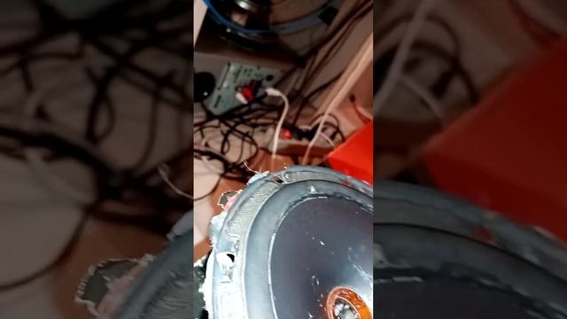 починка колонки отпал провод от твитера и стало тихо играть посмотрите в описание смотреть онлайн