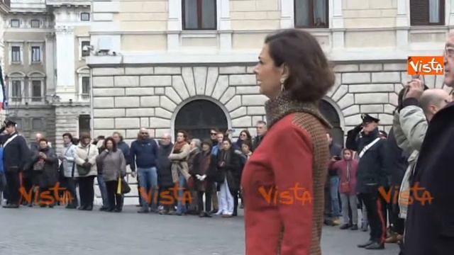 LAURA BOLDRINI CANTA L'INNO D'ITALIA IN PIAZZA A MONTECITORIO смотреть онлайн