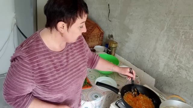 УСТАНАВЛИВАЕМ КУХНЮ//ГОТОВЛЮ смотреть онлайн