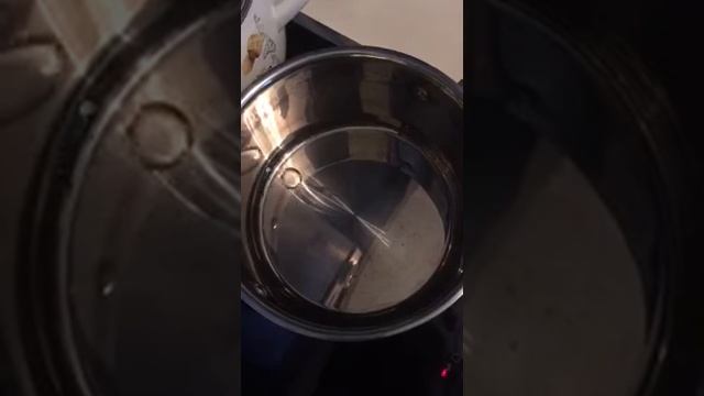 Что за явление? Капля воды бесконечно движется по кругу раскалённой кастрюли и не испаряется