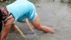 Девушка ловит рыбу клеткой